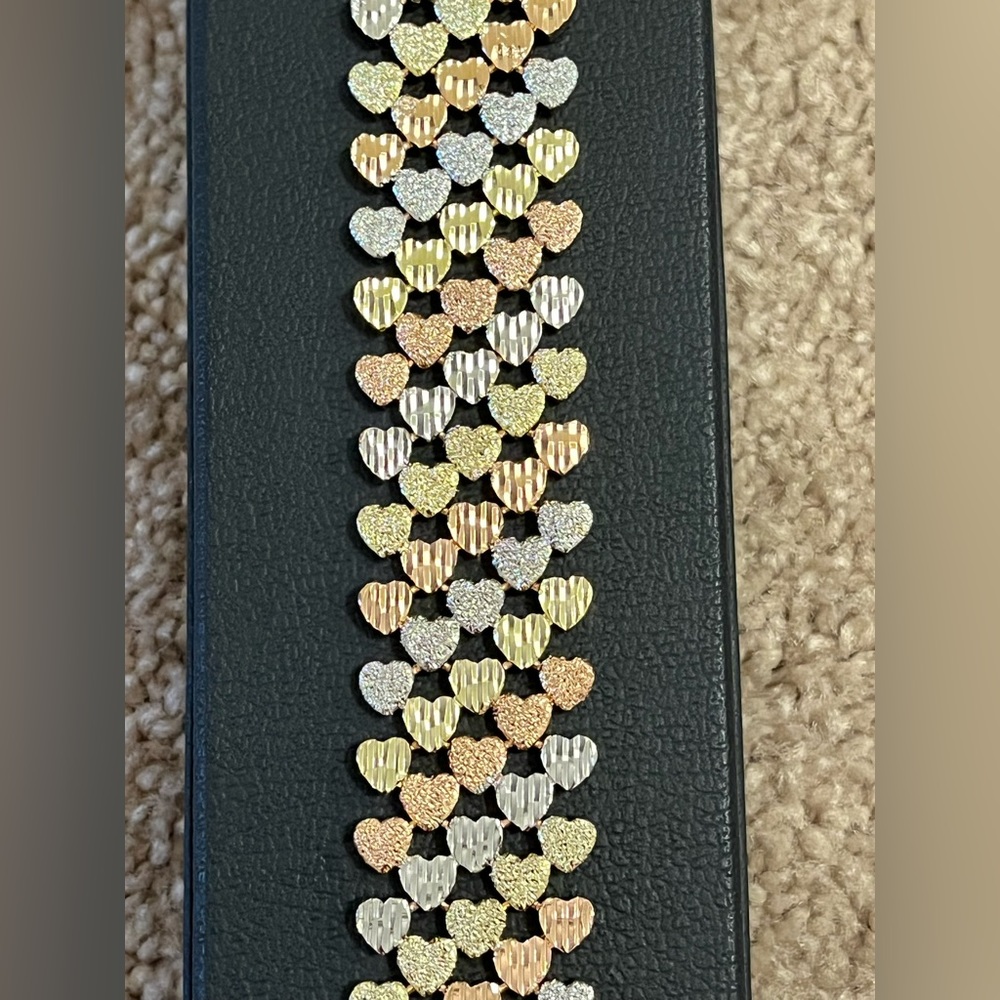 Beautiful Danbury Mint heart bracelet. Gold, silver and rose gold tones. - Picture 5 of 11